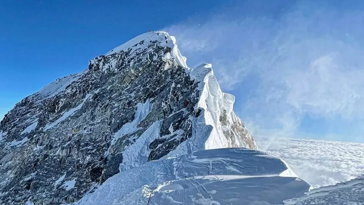 Nepal will make electronic chip mandatory for climbing Everest, its price will be only this much